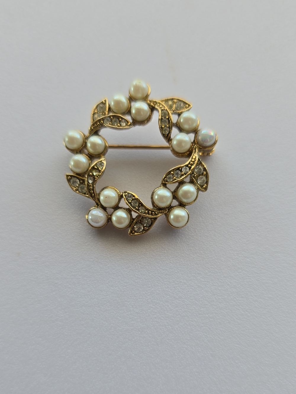 Vintage Faux Pearl Rhinestone Wreath Brooch Gold Tone Circle Pin Estate Jewelry - Picture 6 of 8